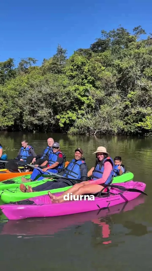 Grupo remando durante o dia no lago