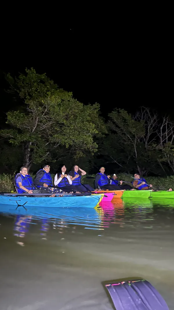 Grupo de caiaques numa remada noturna